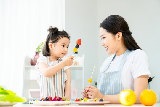 妈妈和女儿一起做水果色拉