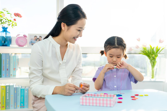 年轻女老师给小朋友上手工课