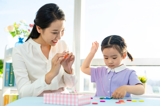 年轻女老师给小朋友上手工课