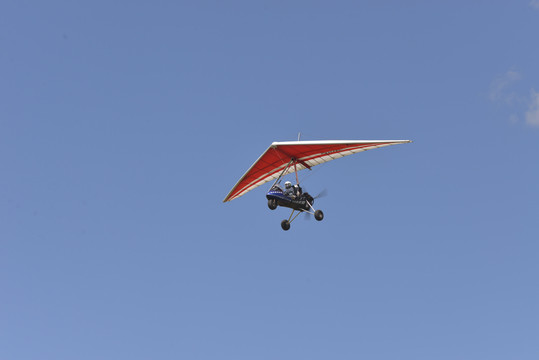 天空中的一架滑翔飞行器