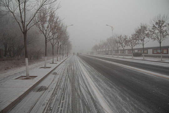 下雪天的城市道路