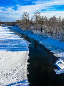 冰雪河流森林