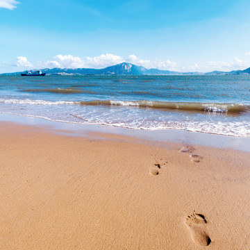 美丽海滩上的脚印
