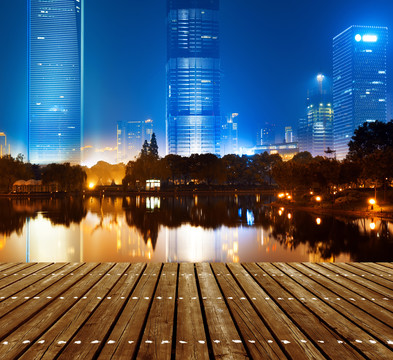 木地板平台前的上海浦东城市夜景