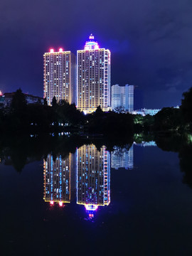 建筑夜景水面倒影