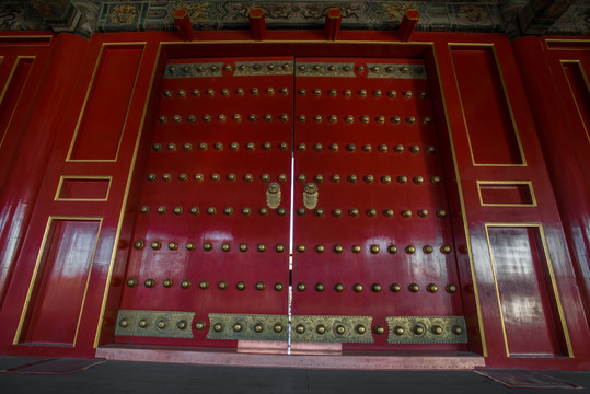 故宫里敞开着的红色大门
