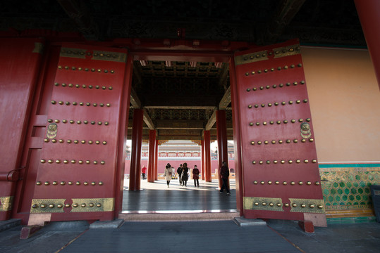 故宫里敞开着的红色大门