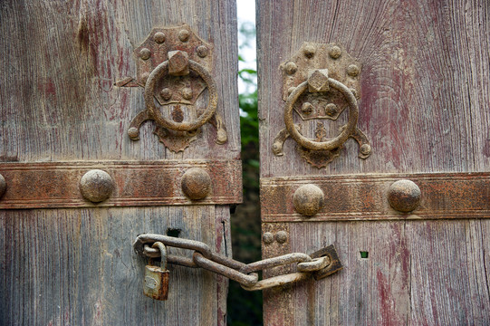 旧门锈锁
