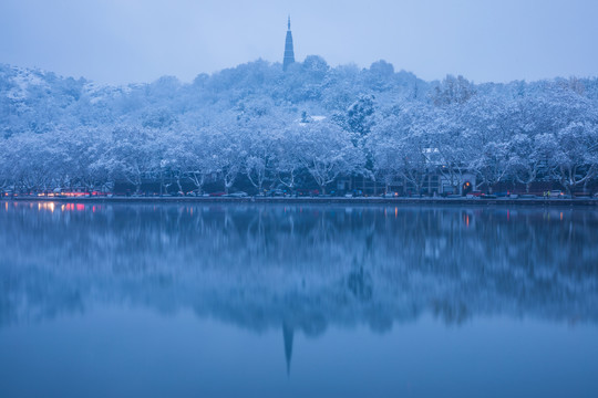 西湖晨雪