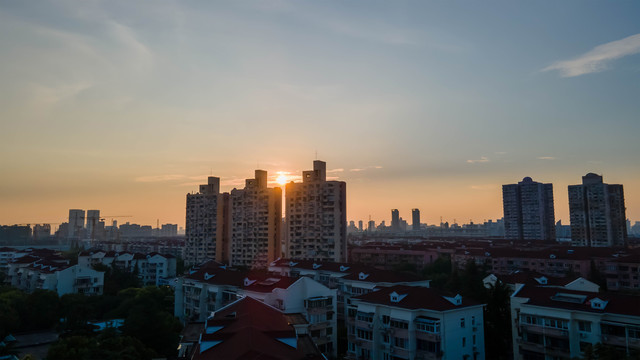 城市中的落日