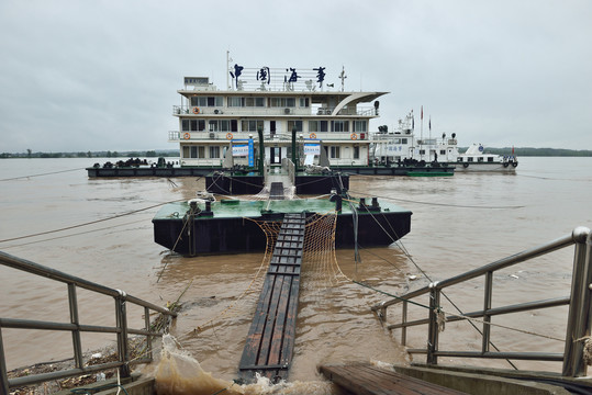 长江涨水时的码头