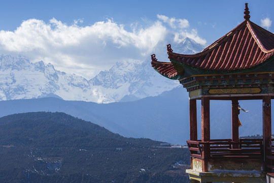 云南德钦梅里雪山与凉亭