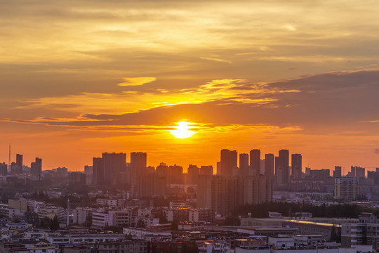 朝霞满天的城市景观