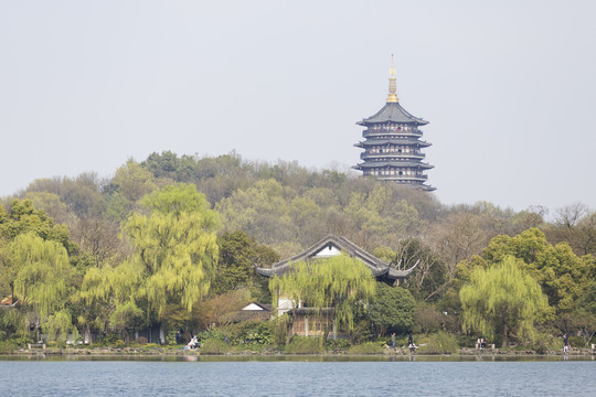 杭州西湖春天里的雷峰塔