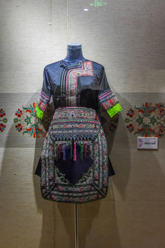 侗族妇女服饰