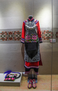 羌族妇女服饰