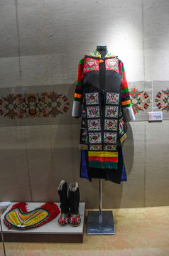 土族妇女服饰