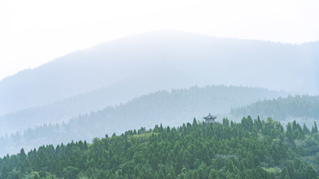 雾中高山