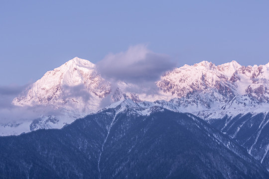 云南德钦清晨的梅里雪山风光