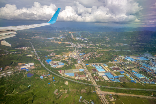 从空中俯瞰广西桂林市郊风光