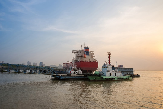 中国江阴长江港口码头风光和轮船