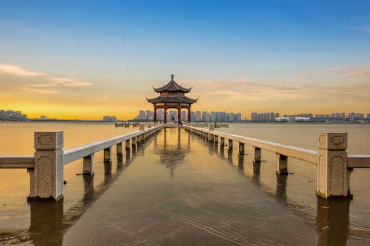 中国苏州金鸡湖风光和中式栈桥