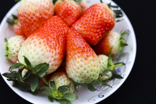 盘子中的草莓