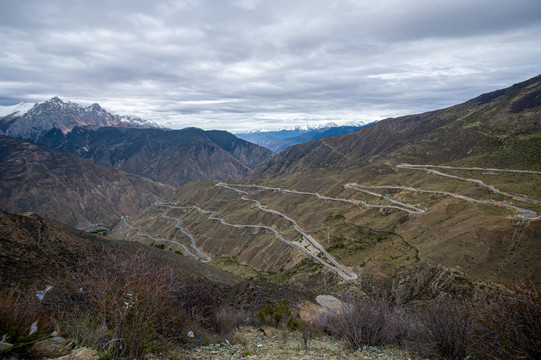 九拐十八弯的山路