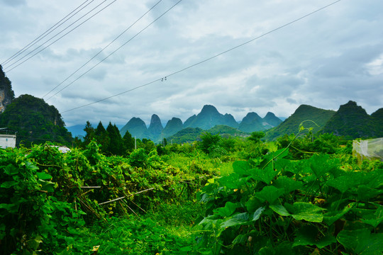 远处的峰峦