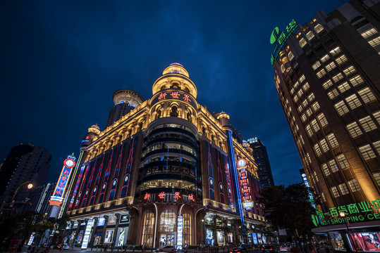 上海市中心的百货大楼夜景