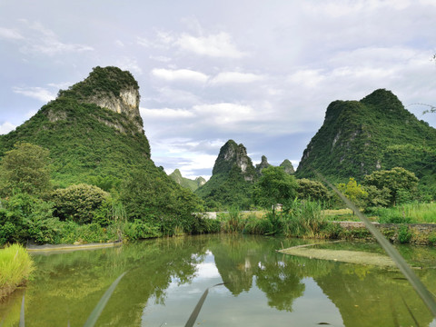 山峰下有个鱼塘