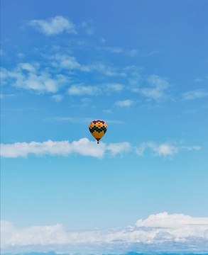 蓝天上的彩色气球