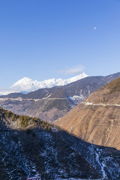 云南德钦梅里雪山蓝天与月亮