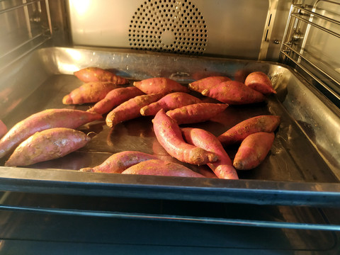 烤箱里的红薯
