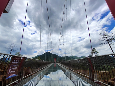 湟川三峡擎天玻璃桥