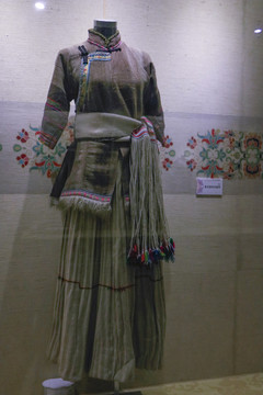 普米族女子服装