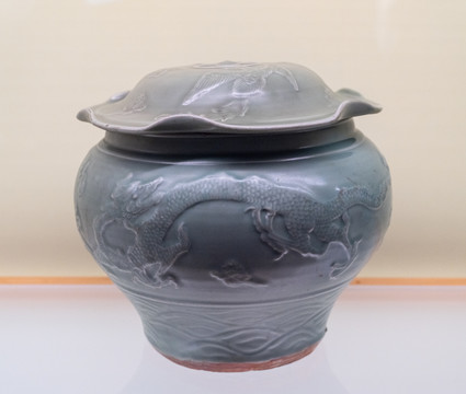 龙泉窑青釉贴花龙凤纹盖罐