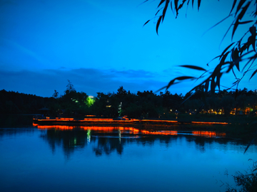 湖边夜色
