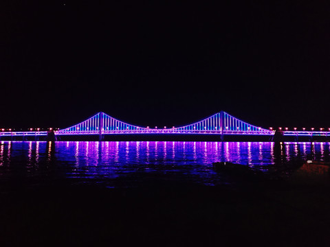 夜晚灯光璀璨的星海湾跨海大桥