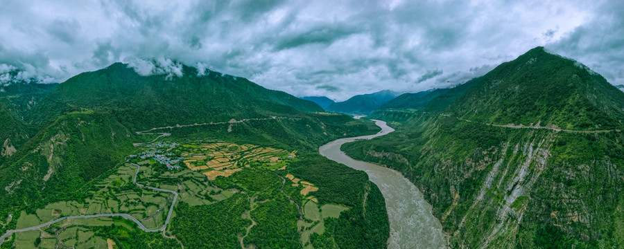 西藏林芝风景雅鲁藏布江航拍