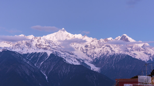 云南德钦清晨的梅里雪山自然风光