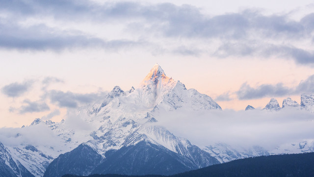 云南德钦清晨美丽的梅里雪山风光