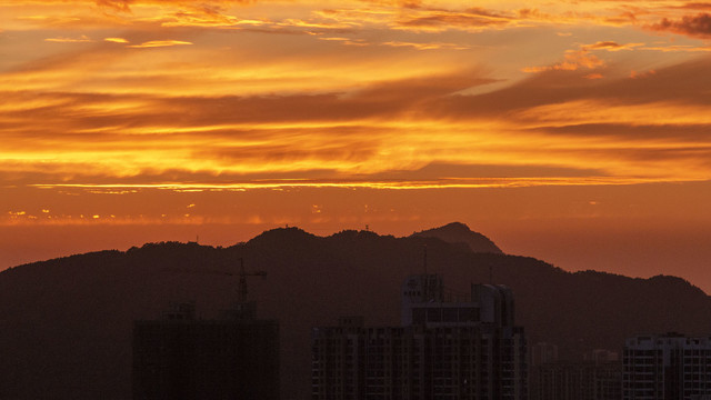 群山上空火烧云图片