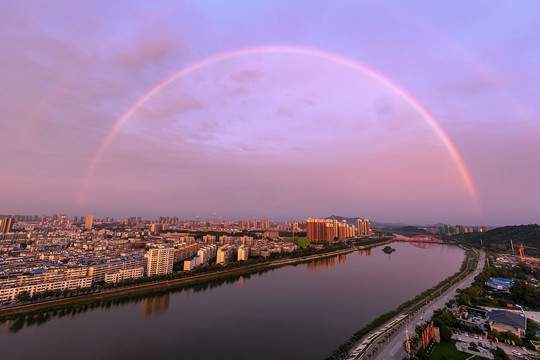 彩虹跨越城市河流