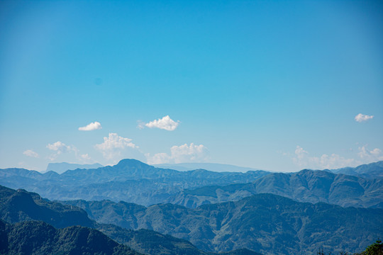 崇山峻岭