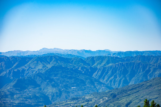 崇山峻岭