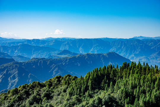 崇山峻岭