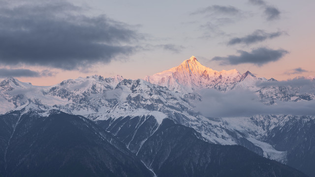 云南德钦美丽的梅里雪山自然风光