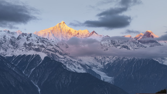 云南德钦美丽的梅里雪山自然风光