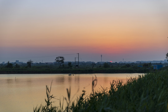 湖泊的日出日落美景